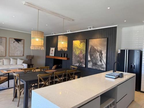 een keuken en een woonkamer met een tafel en een koelkast bij Casa en Maitencillo in Puchuncaví