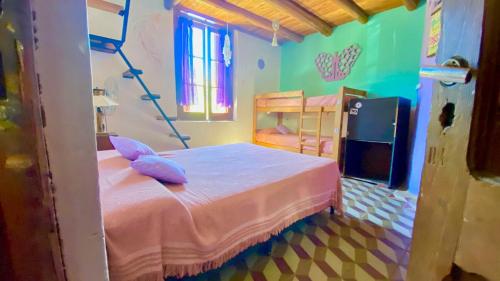 Een bed of bedden in een kamer bij Hunab Ku Hostel