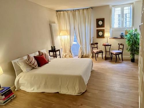 Giường trong phòng chung tại Luxury Loft Piazza Duomo Pistoia