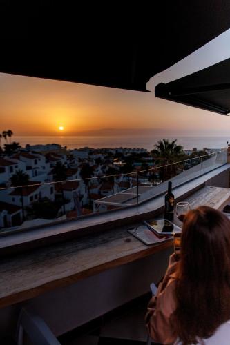 Serenity Ocean View 1BR Apartment with Terrace, Pool & Walk to Beaches