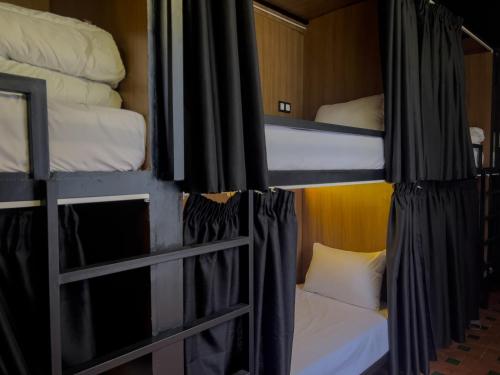 En eller flere senge i et værelse på Capsule Hostel Tarbiaat 44