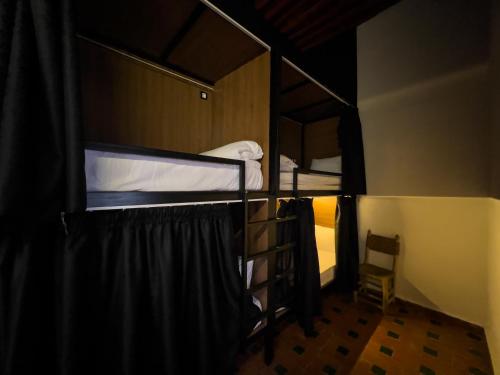 En eller flere senge i et værelse på Capsule Hostel Tarbiaat 44