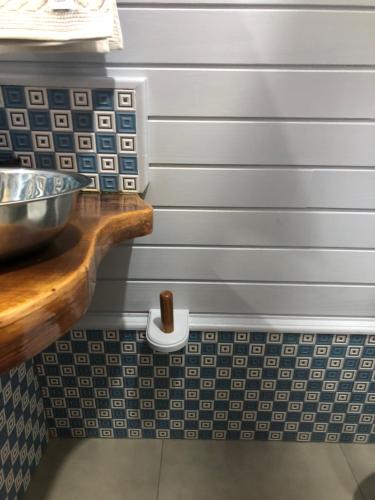 un bagno con lavandino e bancone di Pousada Nó de Pinho a São Joaquim