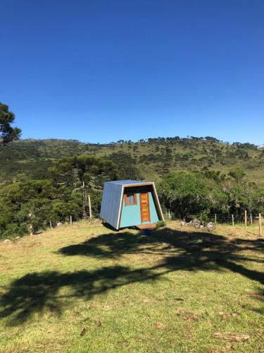 una casetta in cima a un prato di Pousada Nó de Pinho a São Joaquim