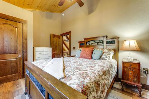 una camera con letto, cassettiera e lampada di Riverfront Cabin with Mtn Views in Robbinsville a Junction