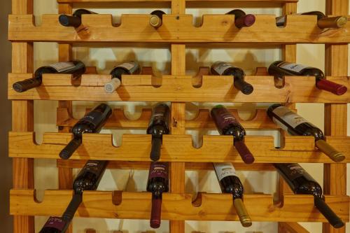 een weergave van wijnflessen in een wijnrek bij Melewe Moquehue in Moquehue
