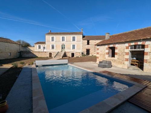 een groot zwembad voor een huis bij Le Brissonneau - Séjour Truffe in Saint-Saturnin