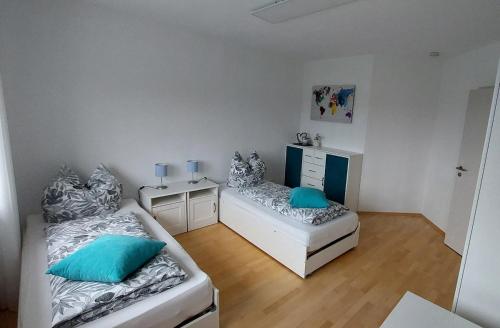 een kamer met 2 bedden en een bureau. bij Wohnung in Selbitz in Selbitz