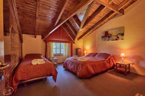 Giường trong phòng chung tại Melewe moquehue