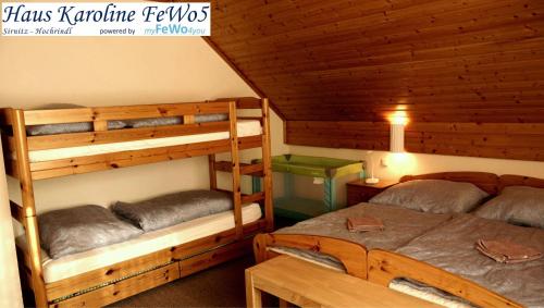 een slaapkamer met twee stapelbedden in een hut bij Haus Karoline FeWo5 in Hochrindl