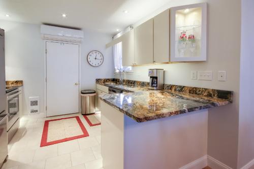 Køkken eller tekøkken på Stunning Views and Beach Access Plattsburgh Getaway