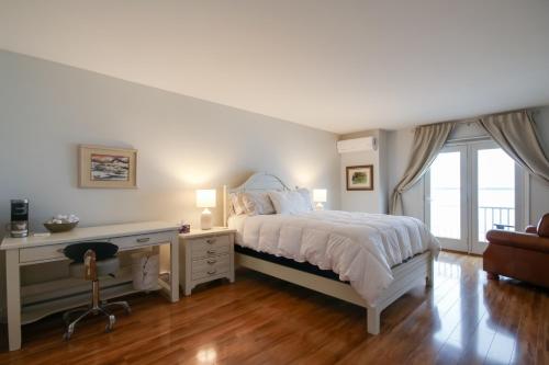 En eller flere senge i et værelse på Stunning Views and Beach Access Plattsburgh Getaway