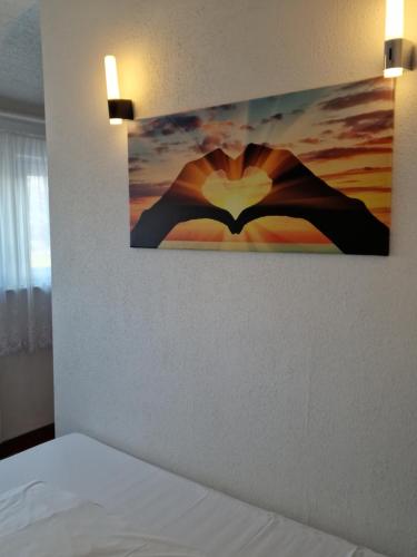 een slaapkamer met een schilderij aan de muur bij Pension Pale' Bach in Bad Hersfeld