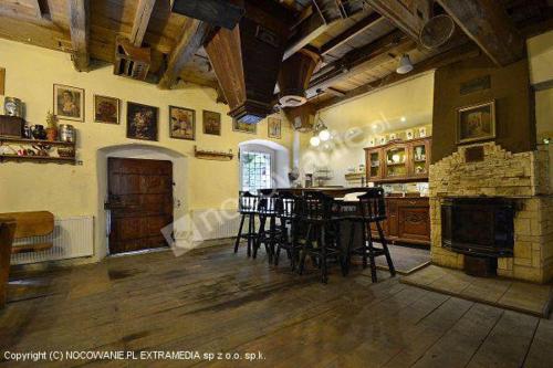 eine Küche mit Tisch und Stühlen in einem Zimmer in der Unterkunft Gospoda w Starym Młynie in Jugowice