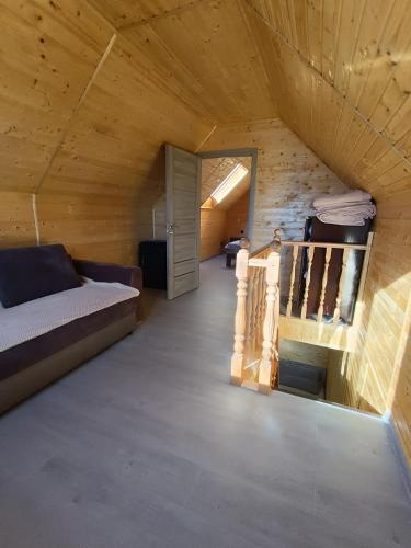 een kleine kamer met een bed en een trap bij Стрийський Двір in Tsjernivsi