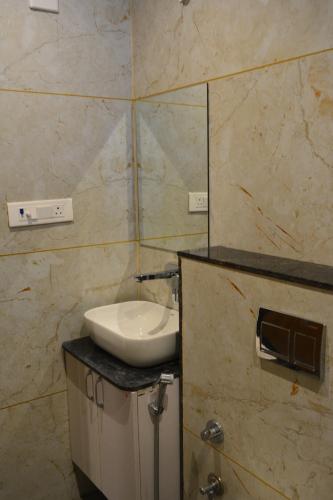 une salle de bains avec un lavabo et un miroir dans l'établissement Mahi Baagh Resort, à Pāli