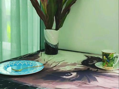 un dipinto di un tavolo con un piatto e una tazza di warm house chiang mai a Chiang Mai