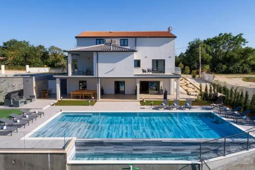 Villa Fabris by Briskva