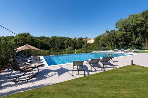 una piscina con sedie a sdraio e una piscina di Villa Fabris by Briskva a Kringa