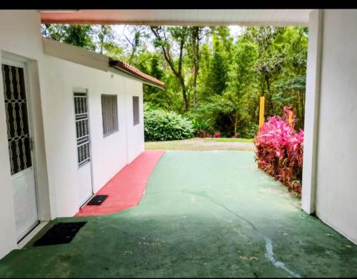 an entrance to a house with a driveway at Sitio JP in Pindamonhangaba