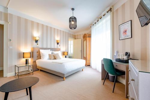 En eller flere senge i et værelse på Best Western Hôtel Brittany La Baule Centre & Plages