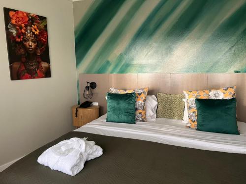 un lit dans une chambre avec un tableau sur le mur dans l'établissement BE ONE HOTEL Caldas da Rainha - by MHMB Hospitality, à Caldas da Rainha