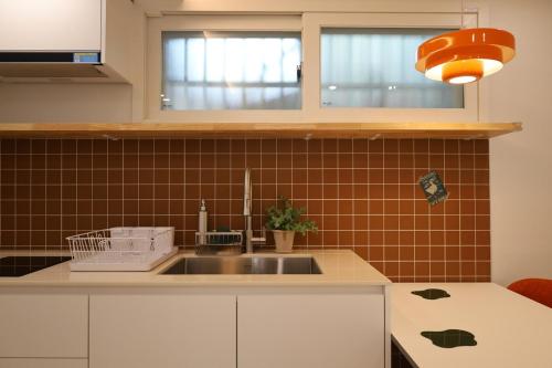 a kitchen with a sink and a microwave at 스테이 무드인 in Seoul