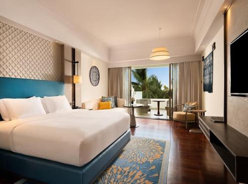 新德里Seven inns Hotel Unit By G K Group Near IGI Airport的一间带床和客厅的酒店房间