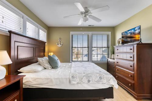 ein Schlafzimmer mit Bett und Deckenventilator in der Unterkunft 403 E 18Th Ave, Unit 4B in North Wildwood