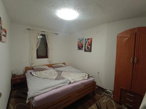 una piccola camera con letto e armadio di Vlasic Relax Location a Vlasic