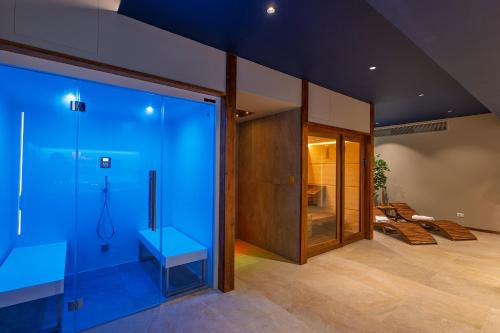 ein Bad mit einer Dusche und einer Glaswand in der Unterkunft Agriturismo Il Cantico di San Francesco in Palazzo