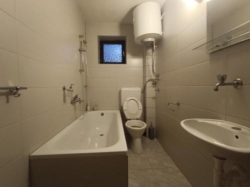 un bagno con vasca, WC e lavandino di Vlasic Relax Location a Vlasic