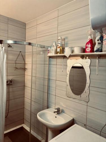 un bagno con lavandino, WC e doccia di Ferreira e Brito apartamentos a Espargos