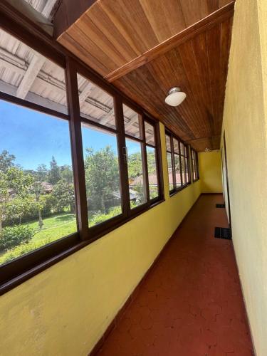 een lege hal met ramen in een gebouw bij Pousada Taquaral in Bocaina de Minas