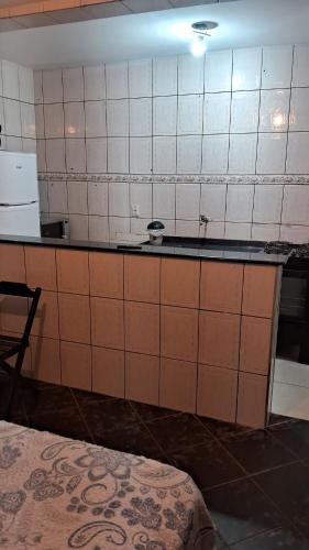 een keuken met een aanrecht en een stoel in een kamer bij Casa kitnet in Guarulhos