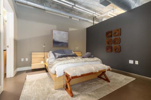 Postel nebo postele na pokoji v ubytování Union Station downtown and gameday retreat!