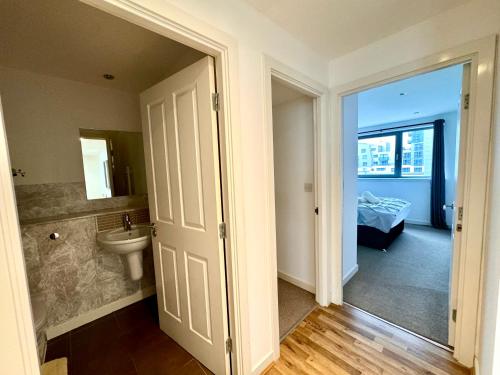 Et badeværelse på Britannia Ocean Park Apartments - Fast Wifi and Free Parking