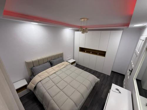 een slaapkamer met een groot bed in een kamer bij Shkodra Apartment AR in Shkodër