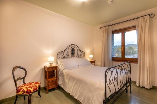 ein Schlafzimmer mit einem Bett und einem Fenster in der Unterkunft Agriturismo Il Cantico di San Francesco in Palazzo