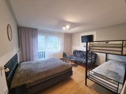 sypialnia z łóżkiem piętrowym i krzesłem w obiekcie Alaska w Wiśle