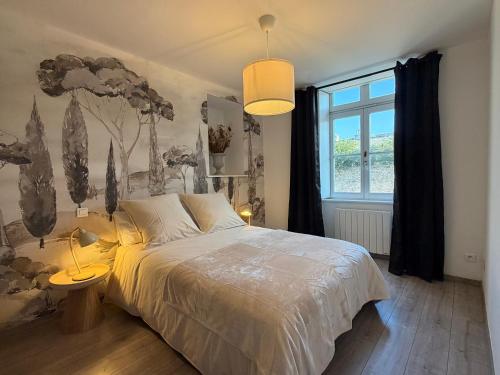 een slaapkamer met een groot bed en een raam bij Rive Gauche in La Celle-sous-Gouzon