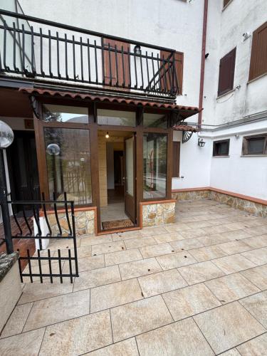 een lege patio met een balkon bovenop een gebouw bij Rifugio di Peter in Castel di Sangro