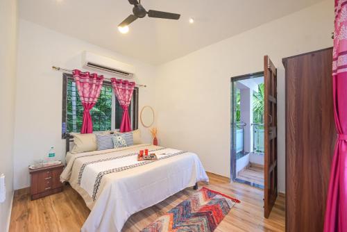 ein Schlafzimmer mit einem großen Bett mit rosa Vorhängen in der Unterkunft ll EMPYREAN STAY ll REVDANDA BEACH ll in Revadanda