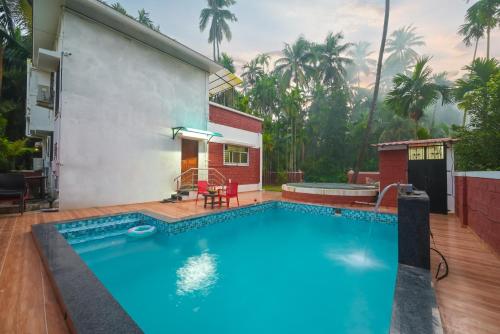 ein Swimmingpool vor einem Haus in der Unterkunft ll EMPYREAN STAY ll REVDANDA BEACH ll in Revadanda