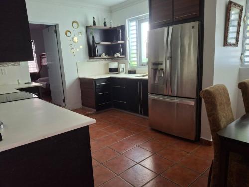 Kuchyň nebo kuchyňský kout v ubytování Spacious 2BR Apartment Retreat for 10 Guests