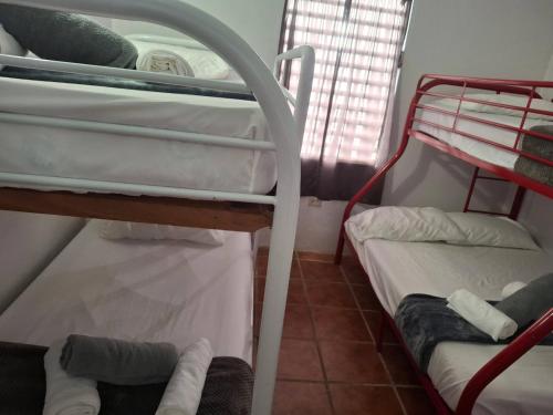 Postel nebo postele na pokoji v ubytování Spacious 2BR Apartment Retreat for 10 Guests