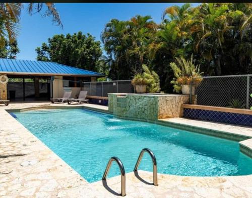 สระว่ายน้ำที่อยู่ใกล้ ๆ หรือใน Comfortable 2BR Getaway for 6 Guests with Pool Access