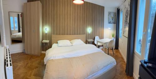 een slaapkamer met een bed en een tafel erin bij Studio number 9 in Pantin