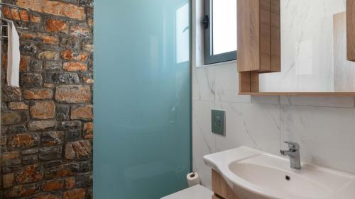 bagno con lavandino e muro di mattoni di Lindos Summer Memories Villas a Líndos