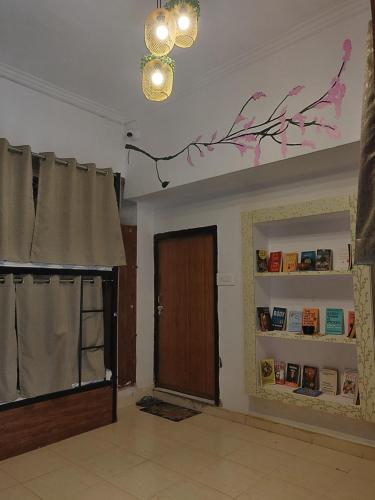 een woonkamer met een deur en een kroonluchter bij Green Olive in Lucknow